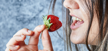 Os 4 benefícios inesperados de comer morangos todos os dias; saiba