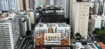 Mural gigante com cinzas da Amazônia leva luta ambiental ao centro financeiro do país