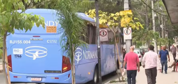 Criminosos invadem ônibus e assaltam ao menos 10 passageiros no Rio de Janeiro