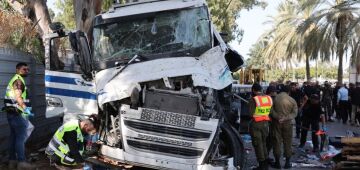 Caminhão avança contra ponto de ônibus e atropela mais de 20 no centro de Israel