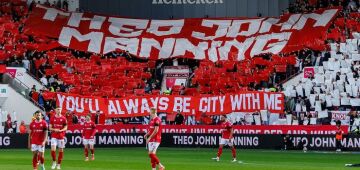 Técnico do Bristol recebe homenagem emocionante de torcida após morte de seu filho ainda bebê; veja