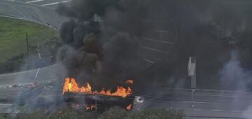 Carreta tomba, derrama combustível e causa incêndio em caminhão no Complexo de Suape