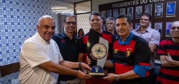 Diretores da equipe de remo do Sport celebram conquista da Copa Norte/Nordeste com Yuri Romão 