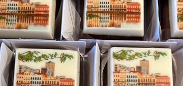 Chocolate: confeiteira estampa imagens do Recife e Olinda na produção de doces