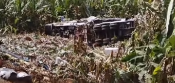 Trio elétrico se envolve em acidente no município de Machados e deixa três mortos