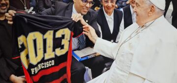 Torcedor do Sport, no Vaticano, presenteia Papa Francisco com camisa do clube