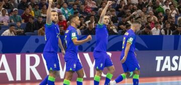 Em jogo dramático, Brasil supera Ucrânia e avança à final da Copa do Mundo de Futsal