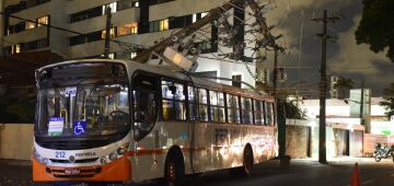 Poste cai e atinge ônibus na avenida Rui Barbosa, na Zona Norte do Recife