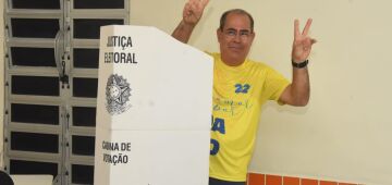 Mano Medeiros vota em Jaboatão dos Guararapes ao lado de familiares e correligionários