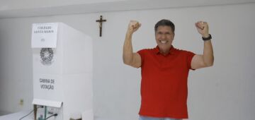 Candidato Lula Cabral vota no Cabo de Santo Agostinho, na tarde deste domingo (6)