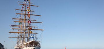 Navio-escola da Marinha da Argentina chega ao Porto do Recife e atrai visitantes; veja imagens