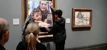 Ativistas pró-Palestina cobrem obra de Picasso com foto de Gaza na National Gallery, em Londres