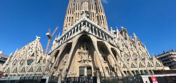 Ativistas jogam tinta na fachada da Sagrada Família de Barcelona