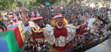 Dia das crianças: show do Palhaço Chocolate reúne multidão no parque 13 de Maio