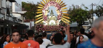 Fiéis participam da tradicional procissão de Nossa Senhora Aparecida no Recife