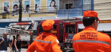 Bombeiros finalizam contenção dos últimos focos de incêndio em loja no bairro de São José, no Centro