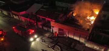 Incêndio atinge galpão comercial em Afogados, Zona Oeste do Recife, na noite desta quinta (17)