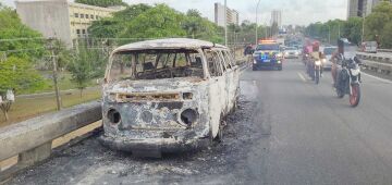 Kombi pega fogo em cima de viaduto na BR-101 na manhã desta sexta (18), no Recife