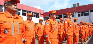 Bombeiros pernambucanos retornam após 17 dias combatendo incêndios na Bolívia