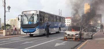 Carro pega fogo na ponte Maurício de Nassau, no Recife, na manhã desta quinta-feira (24)