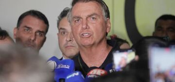 "Talvez eu tenha uma amante lá", diz Bolsonaro sobre estadia na Embaixada da Hungria