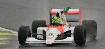 Hamilton pilota McLaren de Senna em homenagem em Interlagos antes do GP de São Paulo