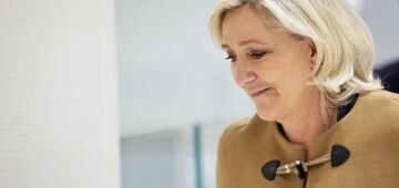 Marine Le Pen nega "sistema" de desvio de fundos europeus