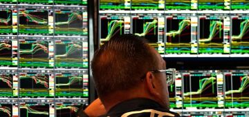 Ibovespa vai a inéditos 160 mil pontos à espera de queda de juro dos EUA e de olho em político