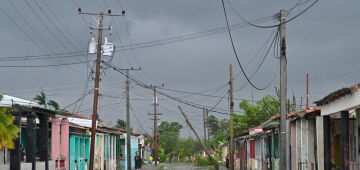 Cuba inicia balanço de danos após passagem de furacão Rafael, que deixou a ilha às escuras