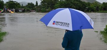 Tempestade tropical Sara deixa um morto, inundações e comunidades isoladas em Honduras