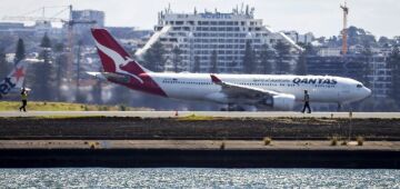 Avião retorna a aeroporto australiano após falha de motor e incêndio