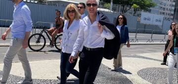 Enquanto Macron debate, primeira-dama da França passeia na Praia de Copacabana