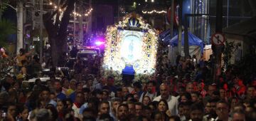 Festa do Morro tem início com procissão pela Zona Norte do Recife e missa no Morro da Conceição