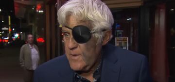 Jay Leno sofre queda de penhasco e aparece com tapa-olho e rosto inchado antes de show
