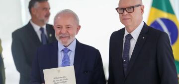 Lula recebe credenciais de oito novos embaixadores