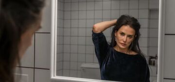 Demi Moore se emociona ao receber Globo de Ouro e relembra produtor que a chamou de ''atriz pipoca''