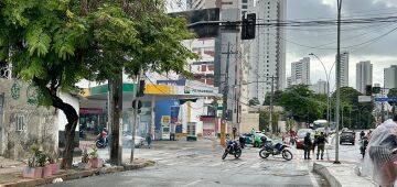 Cabos de telefonia pegam fogo e se rompem na Zona Norte do Recife; trânsito fica complicado