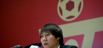 Ex-treinador de futebol chinês é condenado a 20 anos de prisão por corrupção