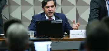 Relator do Orçamento corta despesas obrigatórias e vitrines de Lula; Tebet tenta negociar texto