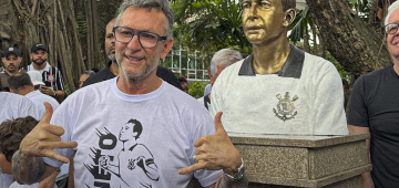 Neto tem busto inaugurado no Parque São Jorge e se emociona em homenagem do Corinthians