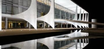 Palácio do Planalto coloca bandeiras a meio mastro após Lula decretar luto pela morte do Papa 