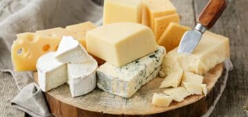 Queijo é associado a menor risco de demência em estudo de 25 anos; veja os tipos