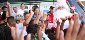 CBTU Recife promove passeio de metrô e entrega de presentes para crianças