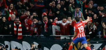 Atlético de Madrid vence Leverkusen de virada e garante classificação na Champions
