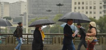 São Paulo tem estado de atenção para alagamentos e mais de 59 mil imóveis sem luz