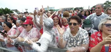 Manifestantes comemoram democracia na Praça dos Três Poderes