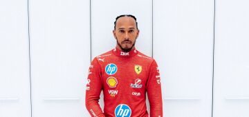 Lewis Hamilton publica foto vestido de Ferrari pela primeira vez