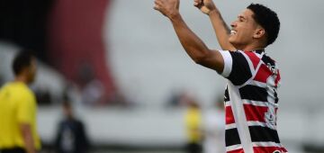 Autor de assistências, Thiaguinho celebra retomada de rendimento no Santa Cruz: "Me cobro bastante"