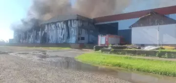 Incêndio de grandes proporções atinge fábrica de alimentos no Rio Grande do Sul