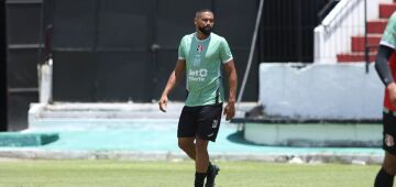 Santa Cruz anuncia rescisão com o atacante Everton Felipe
